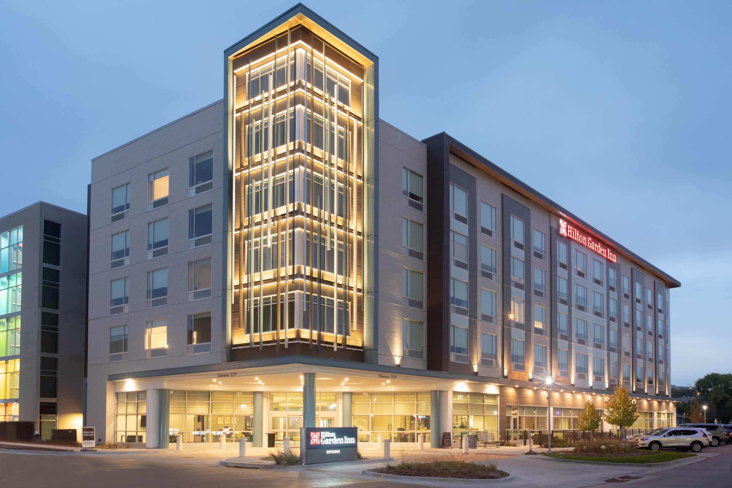 OMAAVGI HIlton Garden Inn Omaha-Aksarben Village Exterior Dusk (1)
